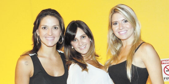 Débora Vilela, Michelle Pires e Fabiana Costa, em point animado da avenida Ismael Alonso Y Alonso noite dessas 